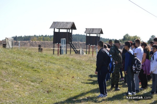 Младежи „взлязоха в казармата“