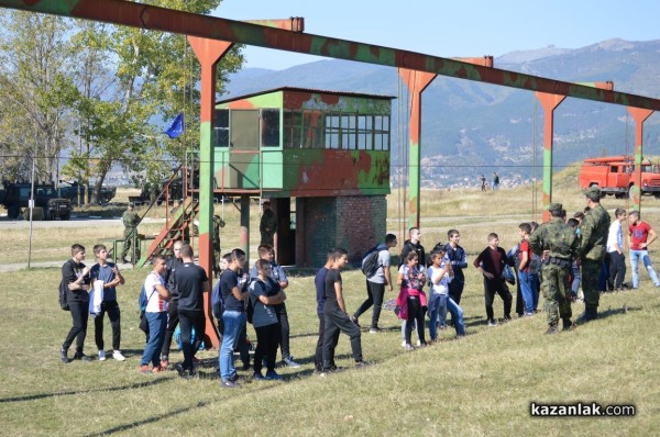 Младежи от Казанлък „взлязоха в казармата“ за няколко часа