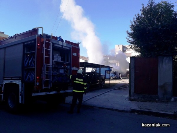 Автомобил се запали преди минути в централната част на Казанлък