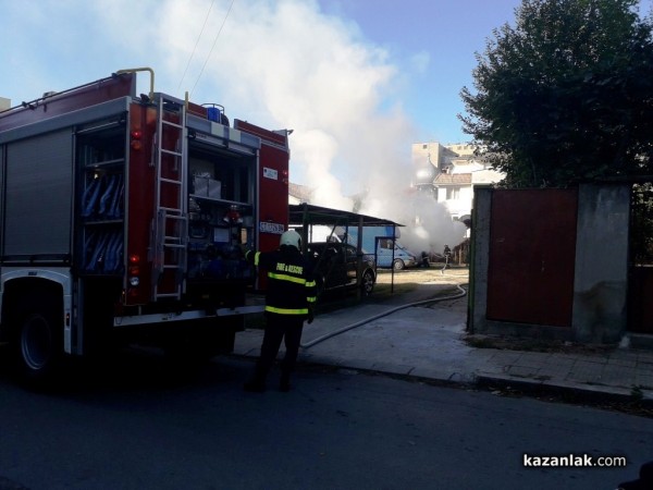 Автомобил се запали преди минути в централната част на Казанлък