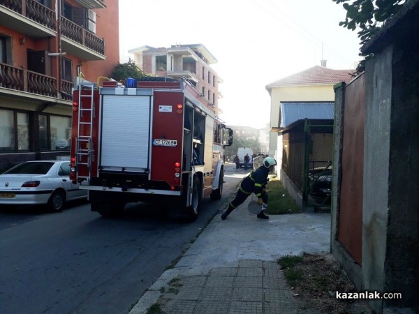 Автомобил се запали преди минути в централната част на Казанлък