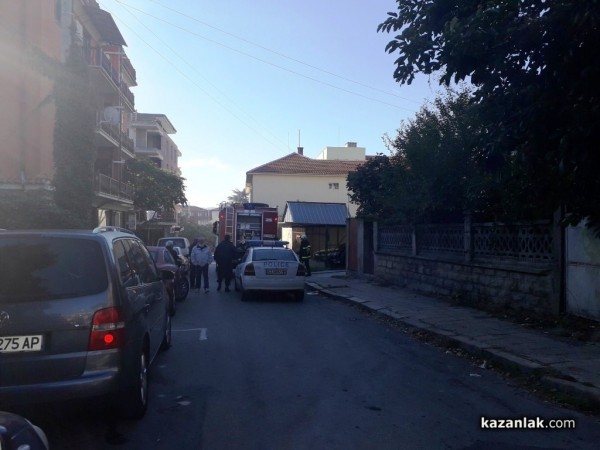 Автомобил се запали преди минути в централната част на Казанлък