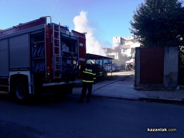 Автомобил се запали преди минути в централната част на Казанлък