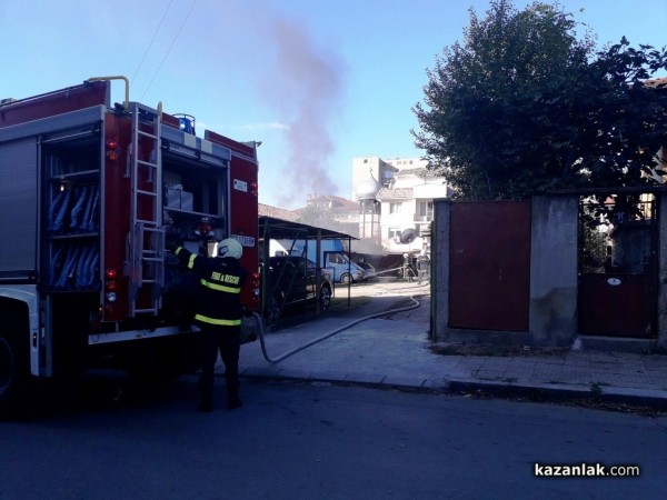Автомобил се запали преди минути в централната част на Казанлък