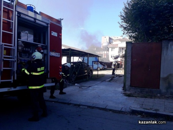 Автомобил се запали преди минути в централната част на Казанлък