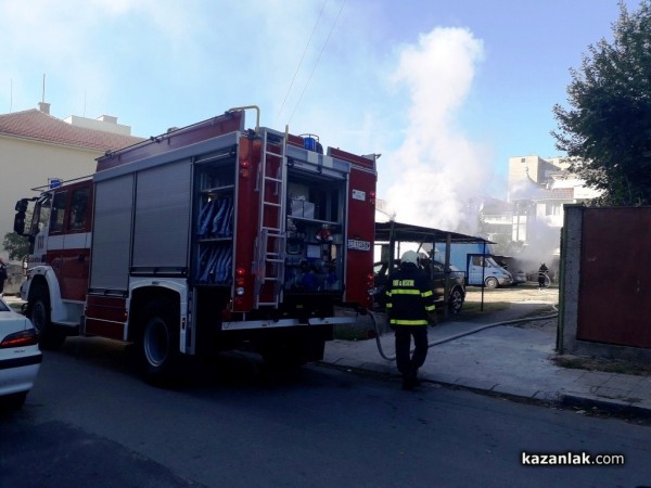 Автомобил се запали преди минути в централната част на Казанлък