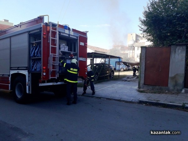 Автомобил се запали преди минути в централната част на Казанлък