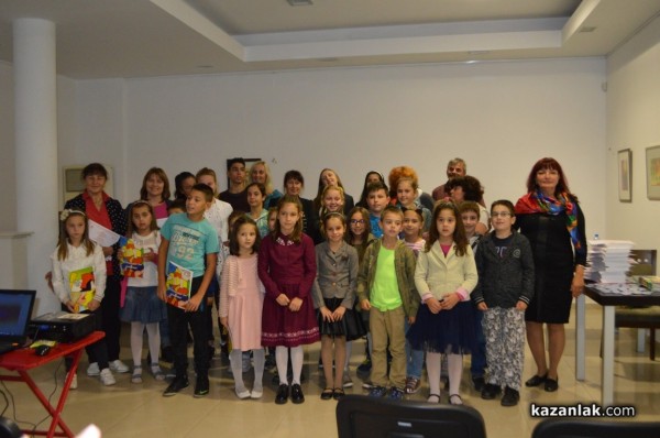 Проект „Библиотеката-моята първа сцена“ доближи децата до изкуството 