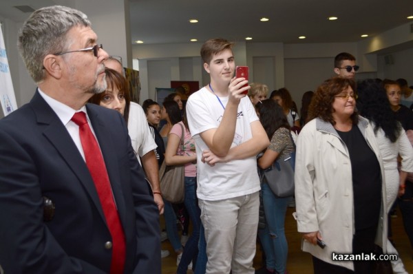 Първото в Казанлък Изложение на университетите и колежите се състои днес в Младежки дом