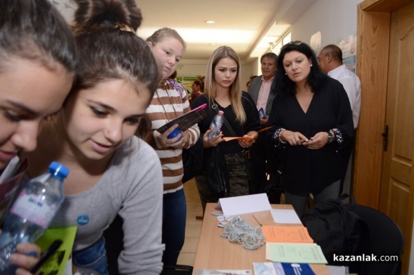 Първото в Казанлък Изложение на университетите и колежите се състои днес в Младежки дом