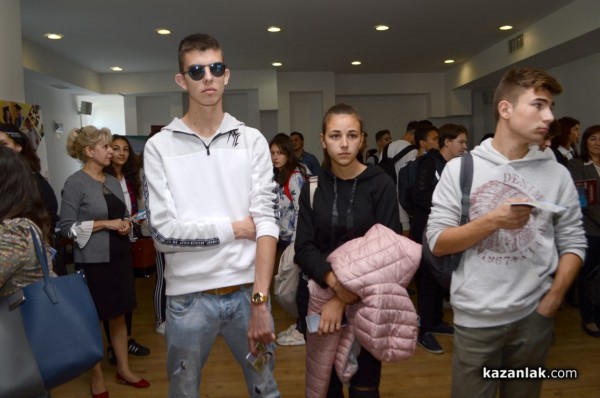 Първото в Казанлък Изложение на университетите и колежите се състои днес в Младежки дом