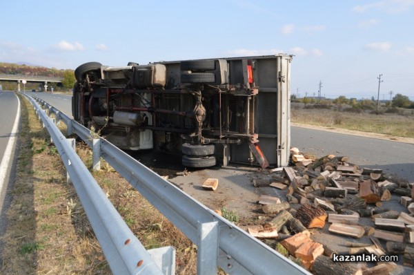 Камион с дърва се обърна на околовръстното