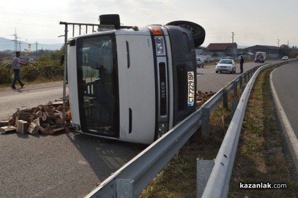 Камион с дърва се обърна на околовръстното