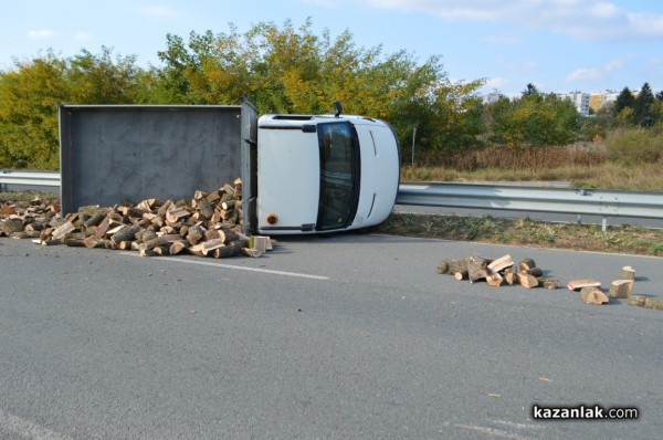Камион с дърва се обърна на околовръстното