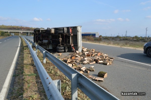 Камион с дърва се обърна на околовръстното