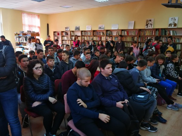 Десетокласник от Механото издаде “Енциклопедия на тийнейджърския живот“