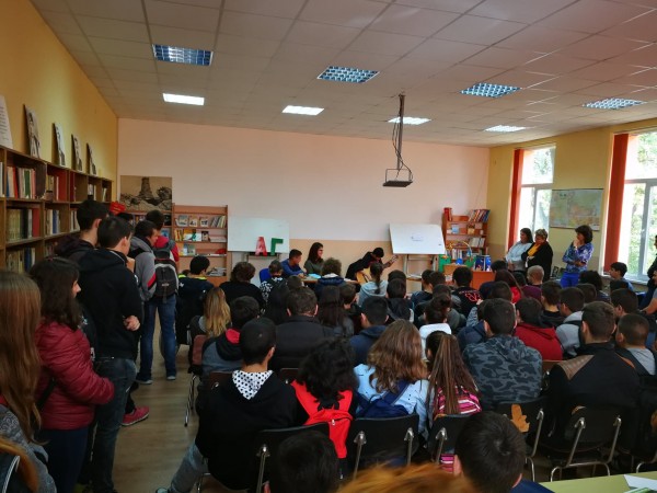 Десетокласник от Механото издаде “Енциклопедия на тийнейджърския живот“