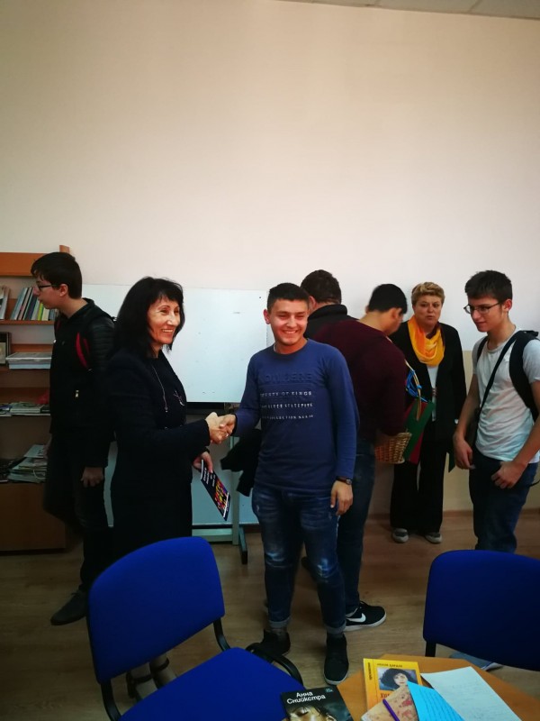 Десетокласник от Механото издаде “Енциклопедия на тийнейджърския живот“