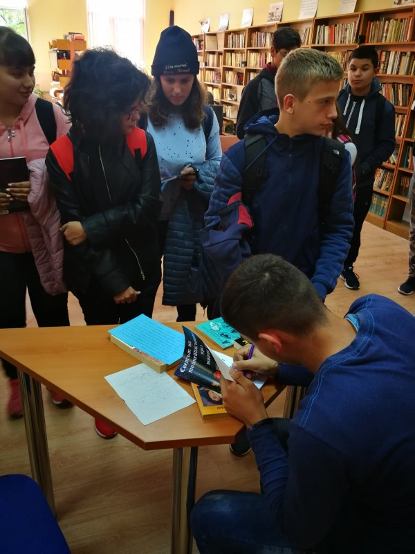 Десетокласник от Механото издаде “Енциклопедия на тийнейджърския живот“