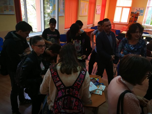 Десетокласник от Механото издаде “Енциклопедия на тийнейджърския живот“