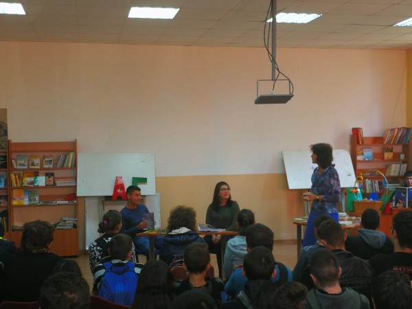 Десетокласник от Механото издаде “Енциклопедия на тийнейджърския живот“