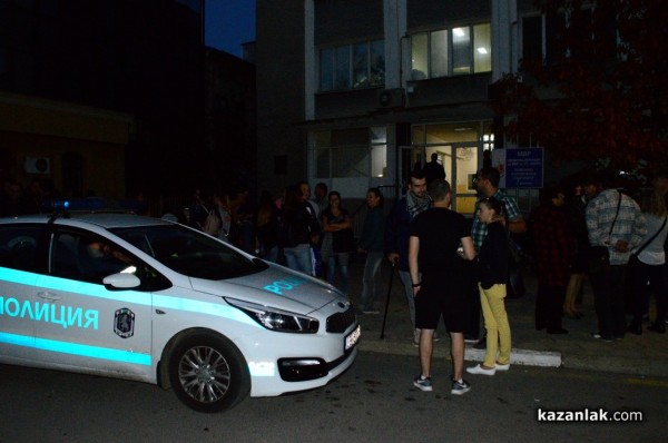 Десетки казанлъчани изразиха подкрепата си към полицаите