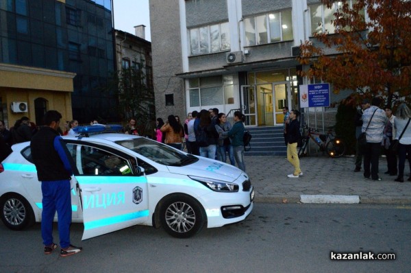 Десетки казанлъчани изразиха подкрепата си към полицаите