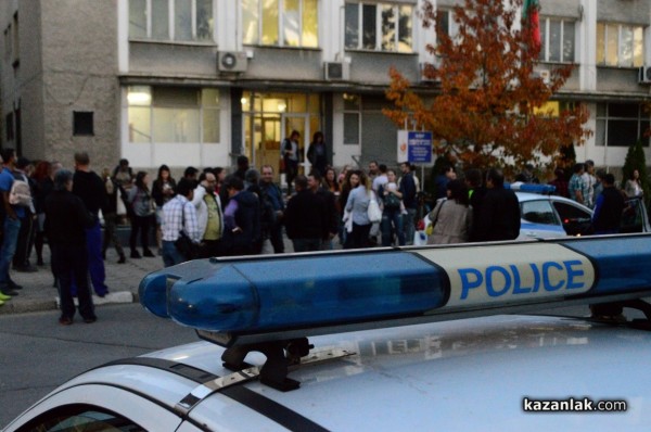 Десетки казанлъчани изразиха подкрепата си към полицаите