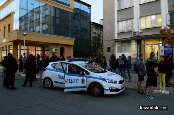 Десетки казанлъчани изразиха подкрепата си към полицаите