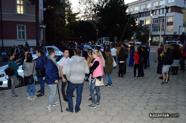 Десетки казанлъчани изразиха подкрепата си към полицаите