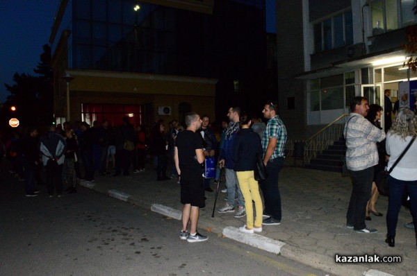 Десетки казанлъчани изразиха подкрепата си към полицаите