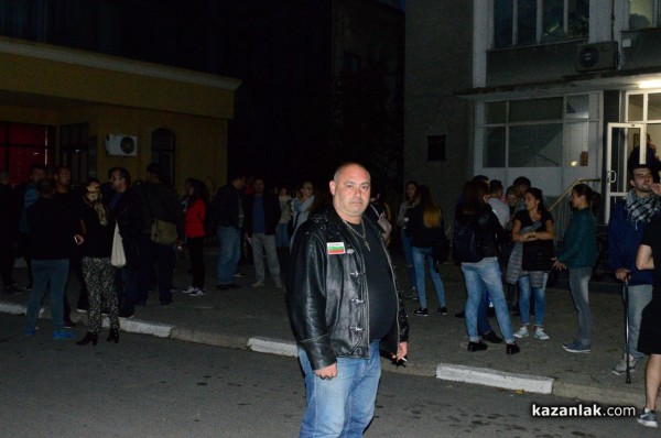 Десетки казанлъчани изразиха подкрепата си към полицаите