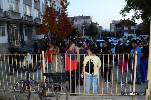 Десетки казанлъчани изразиха подкрепата си към полицаите