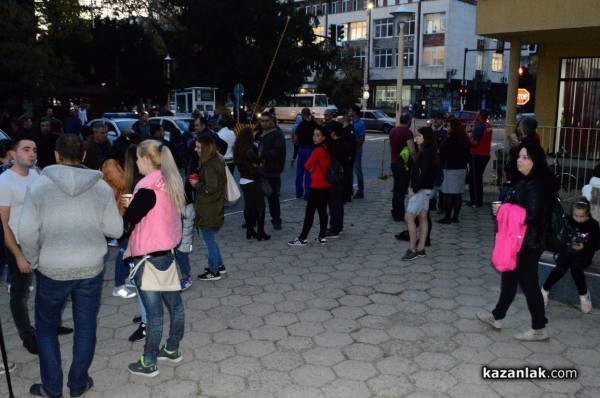 Десетки казанлъчани изразиха подкрепата си към полицаите