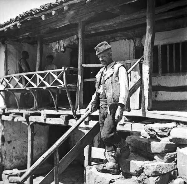 Фотографии разкриват художникa Иван Пенков с фотографии в Казанлък   