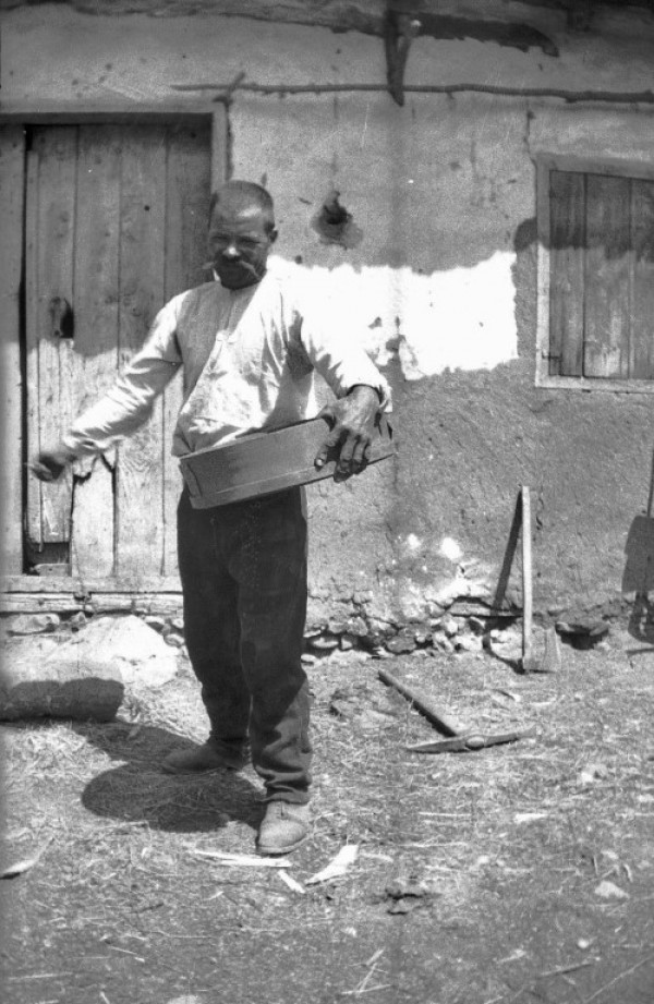 Фотографии разкриват художникa Иван Пенков с фотографии в Казанлък   