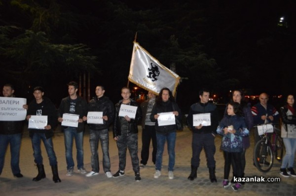 Протест с искане за оставката на Валери Симеонов се проведе и в Казанлък