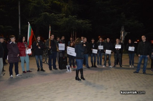 Протест с искане за оставката на Валери Симеонов се проведе и в Казанлък
