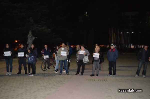 Протест с искане за оставката на Валери Симеонов се проведе и в Казанлък