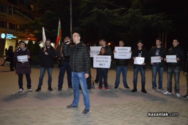 Протест с искане за оставката на Валери Симеонов се проведе и в Казанлък