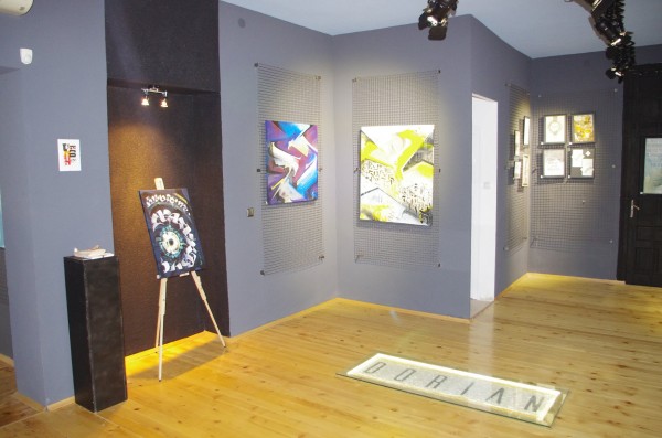 Възпитаник на художествената гимназия с уникална калиграфска изложба