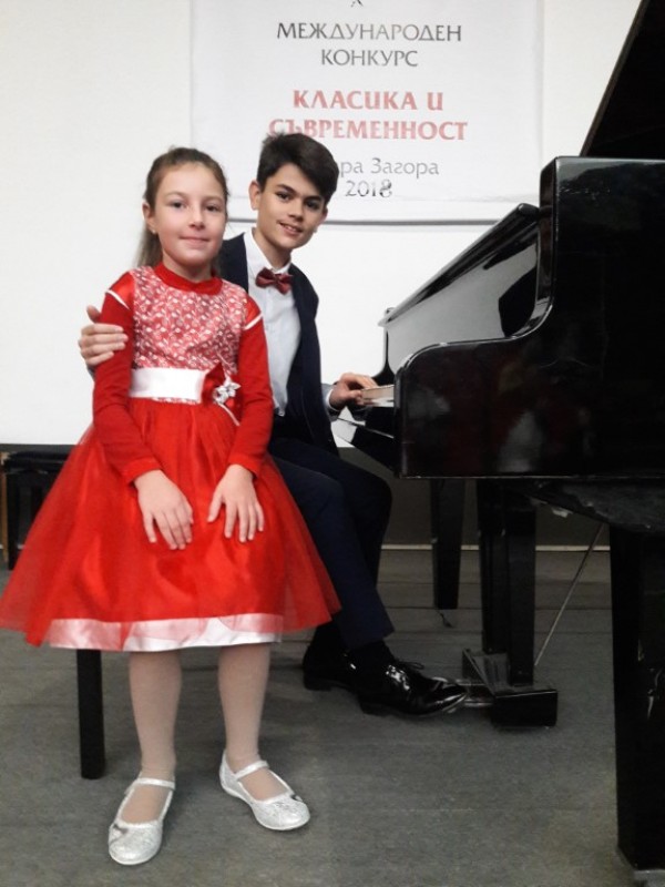Поредно признание за малките пианисти Христиана Харалампиева и Виктор Владков 