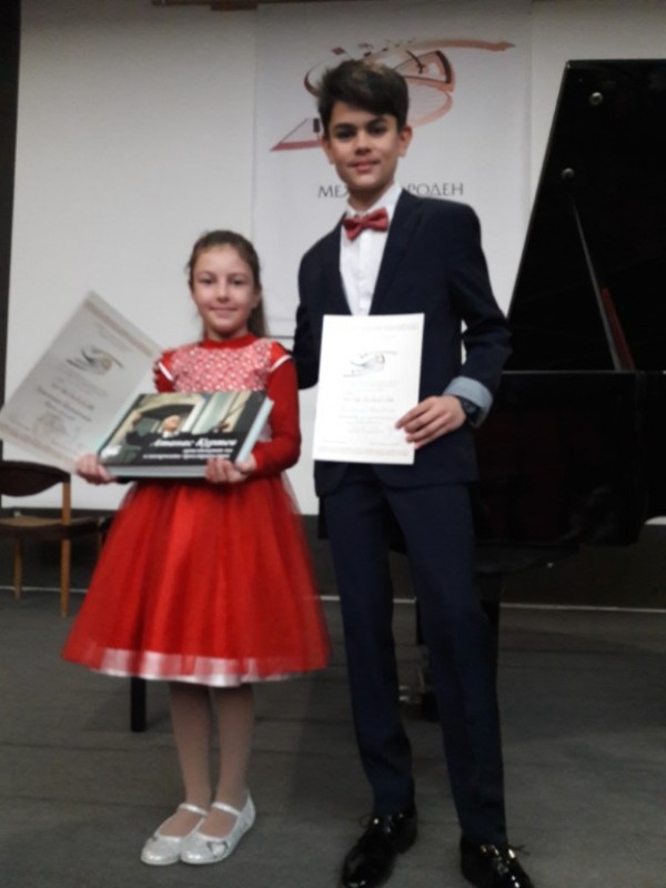 Поредно признание за малките пианисти Христиана Харалампиева и Виктор Владков 