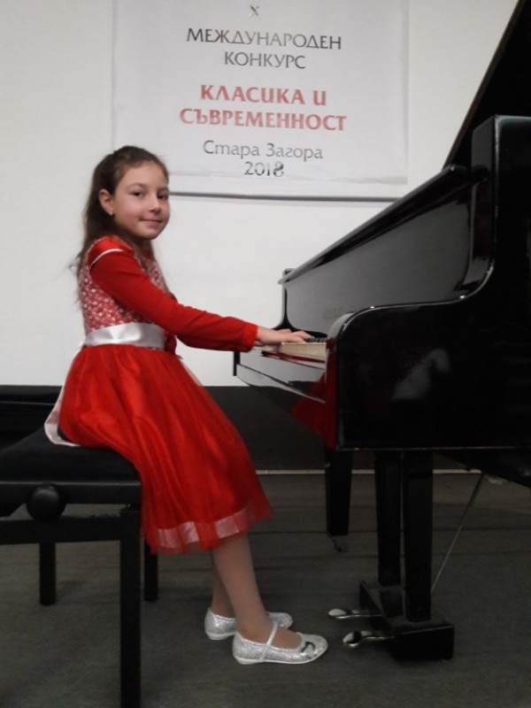 Поредно признание за малките пианисти Христиана Харалампиева и Виктор Владков 