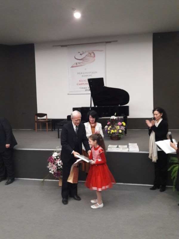 Поредно признание за малките пианисти Христиана Харалампиева и Виктор Владков 