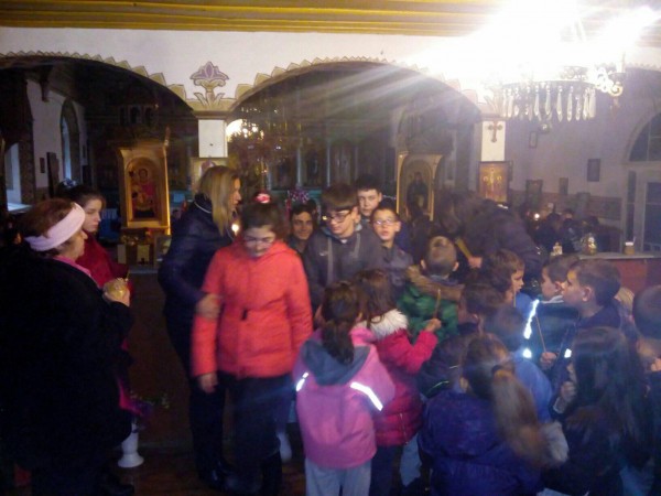 Децата от Енина месиха погачи за днешния празник