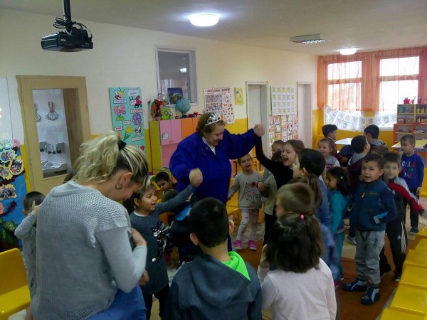 Децата от Енина месиха погачи за днешния празник