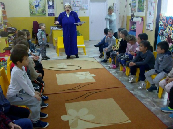 Децата от Енина месиха погачи за днешния празник