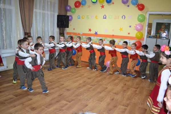 В Деня на християнското семейство обновената ДГ №13 „Мечо Пух“ официално отвори врати