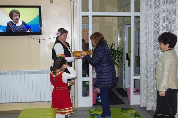 В Деня на християнското семейство обновената ДГ №13 „Мечо Пух“ официално отвори врати